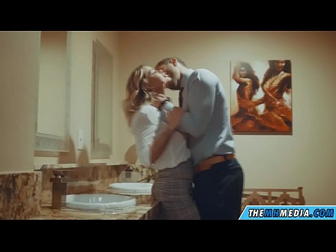 ❤️ когда грудастая блондинка соблазняет тебя в общественном туалете ❤️ Порно видео у нас ❤